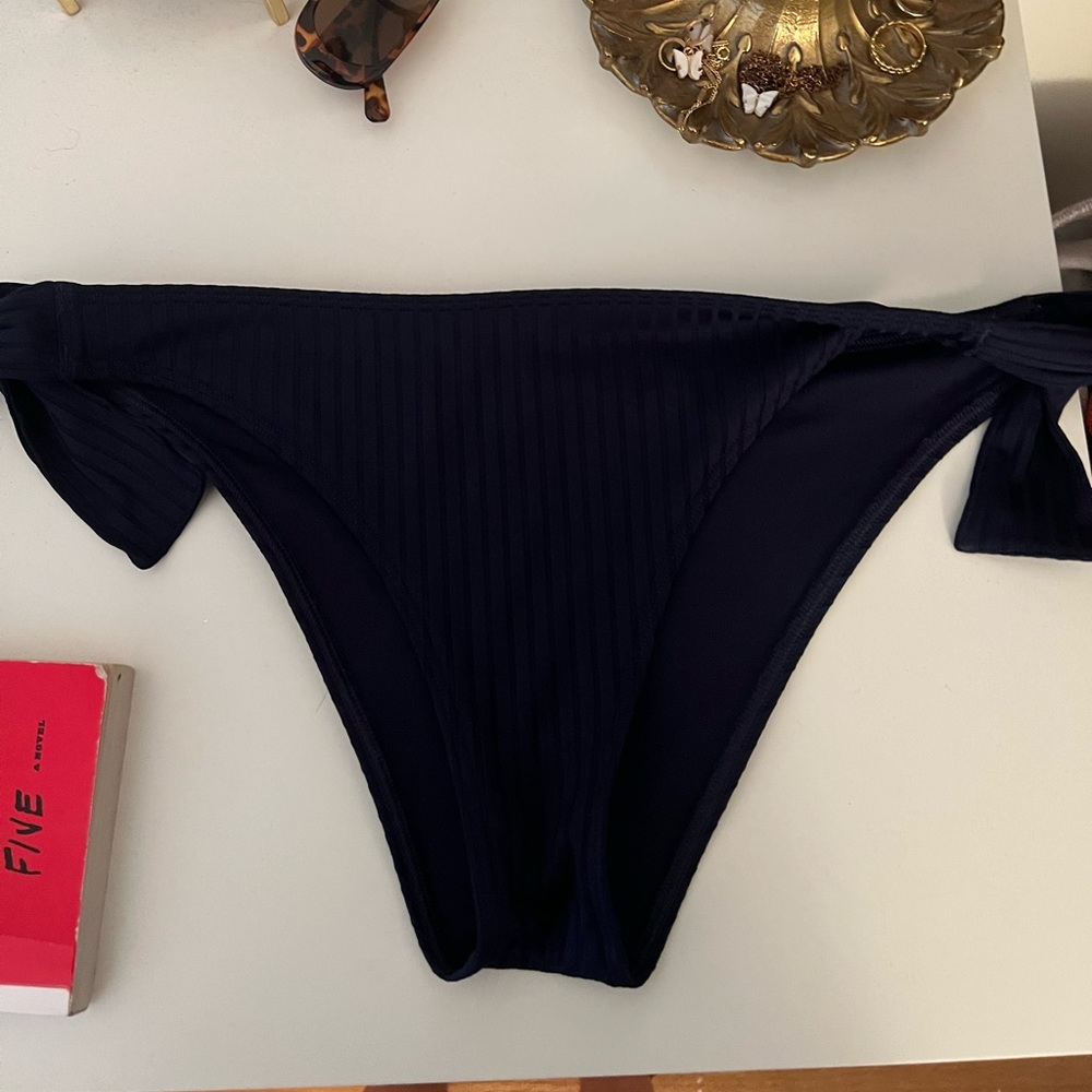 Hollister side tie bikini bottom in navy blue!
